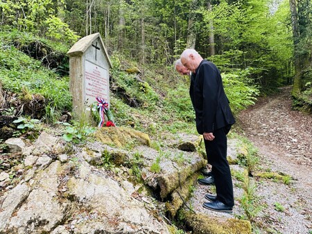 ŽUPAN OB 80-LETNICI OKUPATORJEVEGA ZLOČINA POLOŽIL VENEC NAD...