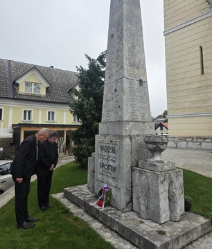 OB 100. OBLETNICI SPOMENIKA ŽUPAN V SPREMSTVU ŽUPNIKA POLOŽIL VENEC...