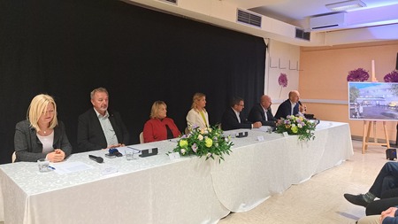 PET ŽUPANOV PODPISALO POGODBO O ŠIRITVI OSREDNJEGA ZDRAVSTVENEGA DOMA...