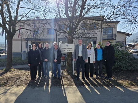 ŽUPAN IN OBČINSKA UPRAVA V PARKU ŽUPANA JANKA TOMANA