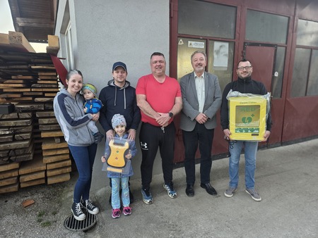 ŽUPAN IZROČIL DVA DEFIBRILATORJA VASEMA PRIKRNICA IN VINJE