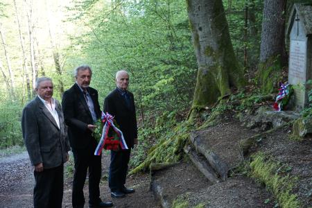 ŽUPAN POLOŽIL VENEC PADLIM PARTIZANOM V GOZDU NAD ČEŠNJICAMI:...