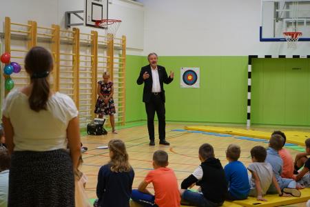 ŽUPAN POSPREMIL PRVOŠOLČKE NA NJIHOV PRVI ŠOLSKI DAN